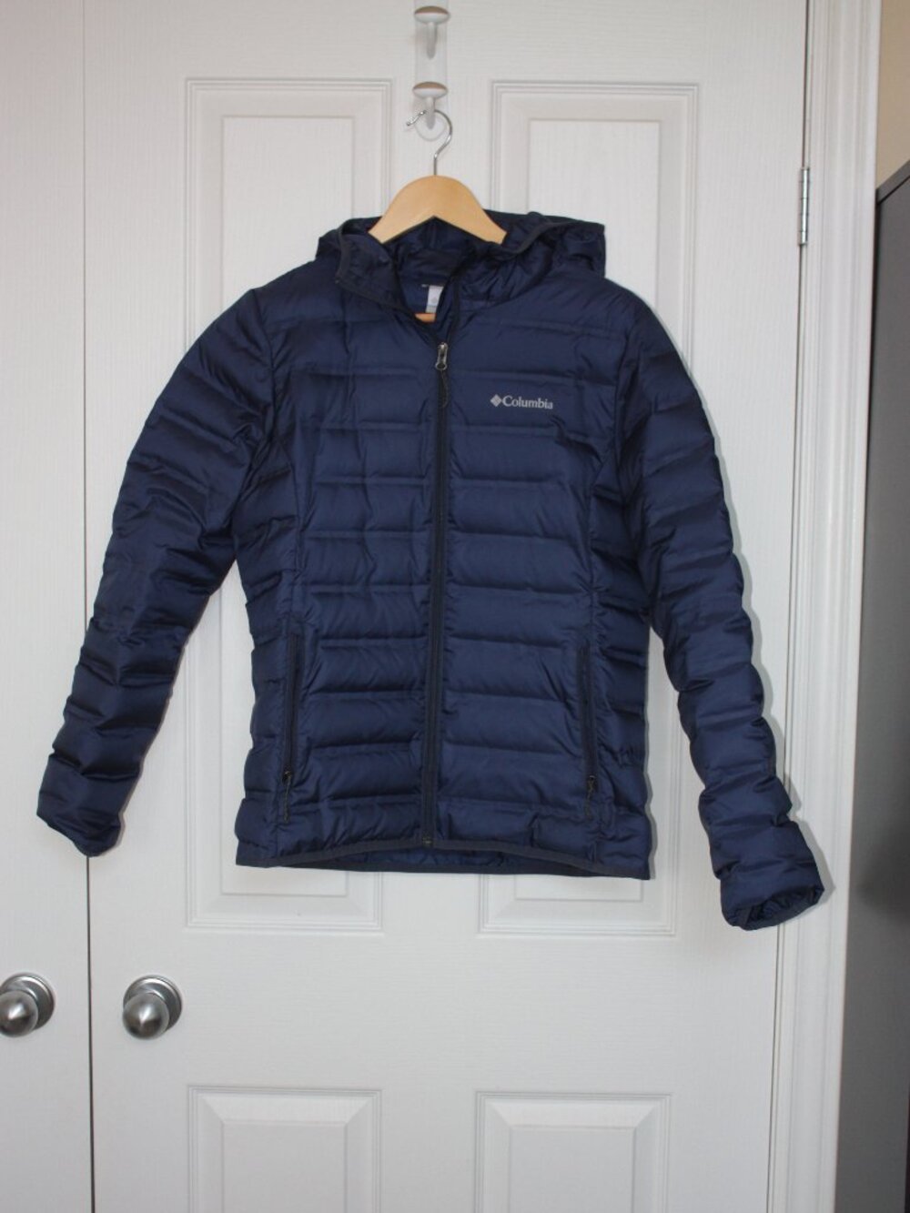 Columbia Women's M Lake 22 Down Hooded Puffer Jacket 650 fill- Navy Blue